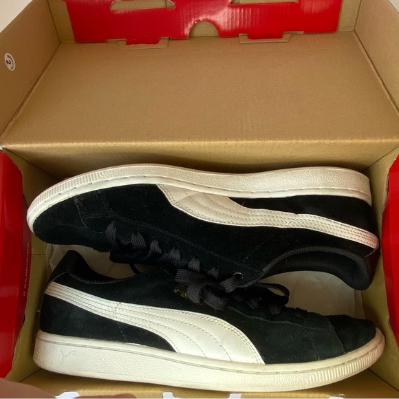 Puma Women's Vikky Black Suede Sneaker Size 9 w/original box - Picture 9 of 11